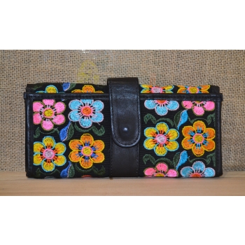 Portfel duży skórzany czarny  z kwiatowym kolorowym haftem .